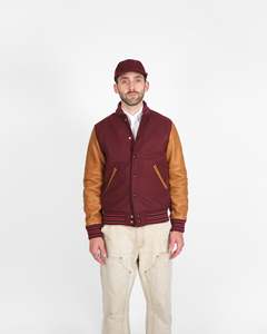Chaqueta Bomber Varsity Personalizada para Hombre, de Lana y Cuero, Cuerpo de Lana Premium, Mangas de Cuero Genuino, Puños Acanalados y Botones a Presión - Product Image 2