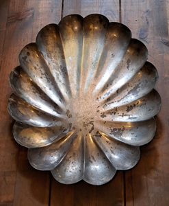 Bandeja de Servicio Redonda de Aluminio con Diseño Floral para Restaurantes y Hoteles, Acabado Dorado Antiguo Pulido, Hecha a Mano - Product Image 1