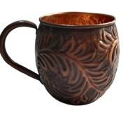 Tazas de cobre de alta calidad, como las de Isha Life o Copper Master, presentan diseños artesanales a prueba de fugas y son cómodas de usar. - Product Image 2