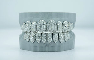 กริลล์ซแบบรังผึ้งพรีเมียมสั่งทำพิเศษ เงินแท้ S925 ประดับเพชรโมอิสซาไนต์ VVS ทรงเหลี่ยมเพชร  ของขวัญส่วนตัวสำหรับเขา - Product Image 2