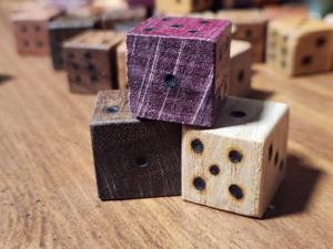 Fabricant de dés en bois OEM personnalisés, dés en bois polyédriques personnalisés pour jeux de société, accessoire de jeu de table haut de gamme - Product Image 5