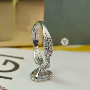 Anillo de Compromiso de Tres Piedras con Diamante Ovalado Cultivado en Laboratorio de 3.20 TCW en Oro de 14K, Certificado IGI, Joyería Nupcial de Lujo para Mujer - Product Image 4