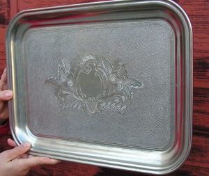 Hermosa bandeja de servir de acero forjado a mano con diseño floral y mango dorado para decoración de restaurantes. - Product Image 5