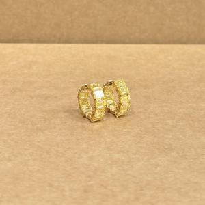 Boucles d'oreilles créoles dorées de créateur avec pierres jaunes étincelantes, bijoux tendance pour femmes, idéales pour les fêtes, les mariages et les tenues ethniques - Product Image 2