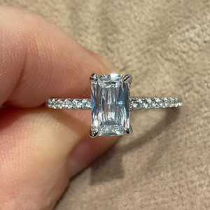 Anillo de compromiso de moissanita de 3 quilates con corte esmeralda, plata 925 original, estilo moderno de media eternidad, regalo para cumpleaños y fiestas. - Product Image 1