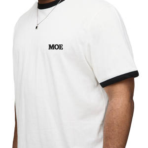 T-shirt pour homme en coton jersey simple, style Ringer, col côtelé contrastant, logo minimaliste, haut streetwear pour marques en gros - Product Image 3