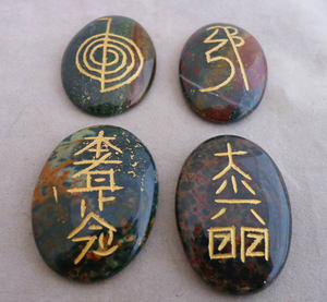 Piedra preciosa sangre piedra grabada Reiki conjunto hecho a mano piedra conjunto para la curación al por mayor comprar en línea de cristales Amayra exportaciones India - Product Image 1