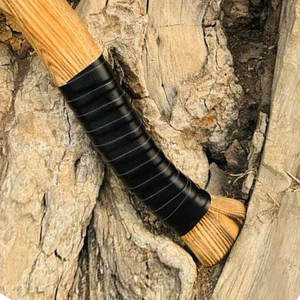 Hache artisanale d'inspiration viking avec tête en métal détaillée et manche en bois lisse pour collection - Product Image 5