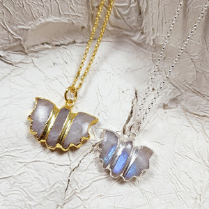 Collar con Colgante de Murciélago de Piedra Lunar Arcoíris, Chapado en Oro de 14K sobre Latón, Joyería al por Mayor - Product Image 1