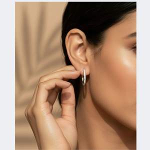 Pendientes de Aro Grandes con Incrustaciones de Diamantes Redondos de 4.40CTW - Product Image 6