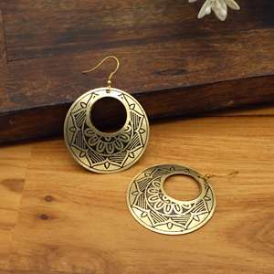 Boucles d'oreilles créoles en laiton gravé faites à la main |   Boucles d'oreilles pendantes géométriques Mandala |   Fournisseur de bijoux ethniques indiens bohèmes - Product Image 3