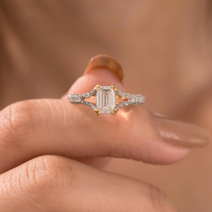 Bague de fiançailles en diamant de laboratoire émeraude, à deux tons, avec tige fendue et accents pavés en or jaune massif 18 carats, alliance de mariage en métaux mixtes - Product Image 5