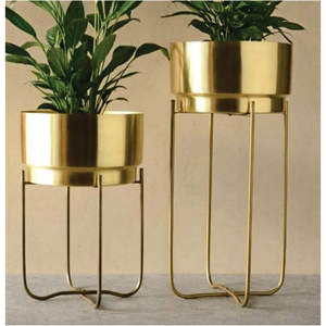 Ensemble de 2 jardinières élégantes en métal doré, style mid-century modern, pour plantes d'intérieur, avec support en fer, pour la décoration de bureau ou de balcon. - Product Image 1