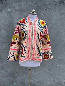 Chaqueta Bordada Suzani Hecha a Mano para Mujer, Abrigo Acolchado de Algodón Indio Vintage, Chaqueta Corta Étnica con Bordado Floral a Mano - Product Image 3