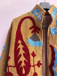 Chaqueta Suzani de Algodón Bordada a Mano con Diseño Botánico de Prairie Bloom, con Detalles Florales de Arte Folclórico - Product Image 3