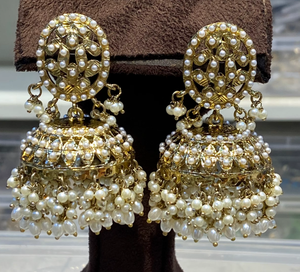 Pendientes de candelabro Jhumka de varias piedras chapados en oro de un gramo estilo étnico Jadau joyería de latón perla bodas principales fiestas - Product Image 2