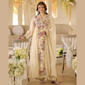 Ensemble de costume brodé en georgette de créateur avec pantalon et dupatta assortis, un ensemble ethnique conçu pour les mariages. - Product Image 4