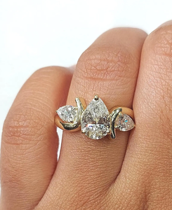 แหวนหมั้นเพชรทรงหยดน้ำสามเม็ด ทองคำขาวชุบโรเดียม 14K เพชร CVD ผลิตในห้องปฏิบัติการ สำหรับผู้หญิง รับรองโดย IGI หรูหรา - Product Image 6