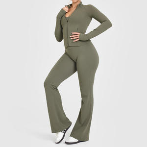Ensemble de yoga 2 pièces vert olive, coupe évasée longue, taille haute, dos nageur, séchage rapide, sans couture, extensible, couleur unie, tricoté - Product Image 1