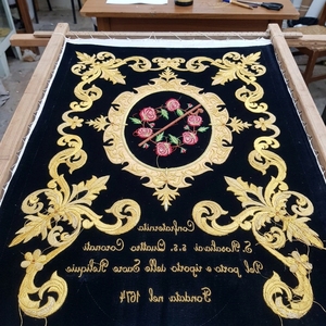 Estandarte Religioso de Terciopelo de Lujo con Detalles Bordados a Mano - Product Image 3