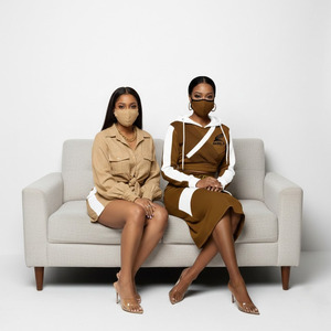 Conjunto de faldas transpirables OEM personalizadas para mujer, top corto con capucha y estampado de logotipo informal, conjunto de faldas con capucha para invierno. - Product Image 1