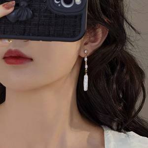 Boucles d'oreilles pendantes en argent 925 avec perle baroque et pompon, design unique avec style polyvalent, bijoux fins haut de gamme - Product Image 1