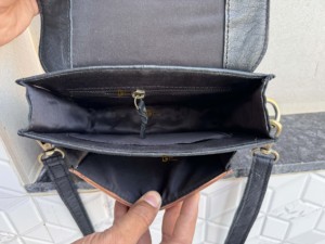 Bolso bandolera de cuero con grabado artesanal, tamaño pequeño, diseño a cuadros, bolso cruzado para mujer, uso diario, con correa para el hombro. - Product Image 6