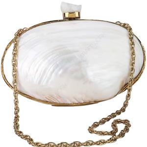 กระเป๋าคลัทช์ทรงวงรีเปลือกหอยธรรมชาติพร้อมตัวล็อคคริสตัลดิบสุดหรู กระเป๋าออกงานแบบแข็งสำหรับผู้ซื้อขายส่ง OEM และแบรนด์ส่วนตัว - Product Image 1
