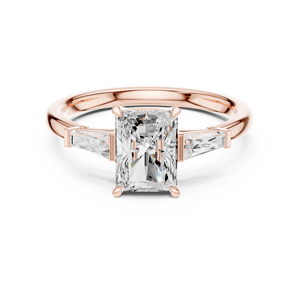 Anillo de Compromiso de Tres Piedras con Diamante Cultivado en Laboratorio, Corte Radiante, Oro Rosa, con Piedra Lateral Trapezoidal, Anillo de Boda - Product Image 2