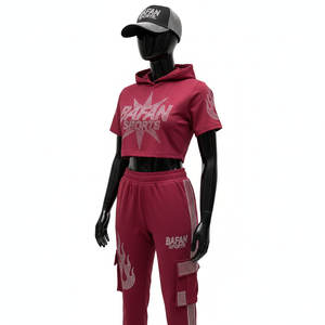 Ensemble sweat à capuche court et pantalon de jogging en molleton de coton de haute qualité 300 GSM pour femme, style cargo avec empiècements bordeaux – Ensembles pour femme - Product Image 4