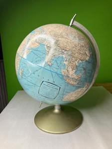 Globo terráqueo artesanal de metal galvanizado con detalles industriales remachados y un eje de metal cepillado para apartamentos estilo loft - Product Image 5