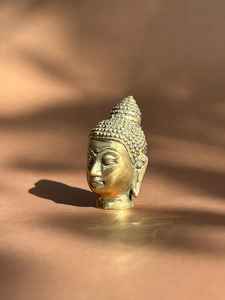 Statue de tête de Bouddha en laiton moderne, artisanat en métal fait à la main pour la décoration vintage de la maison - Product Image 2