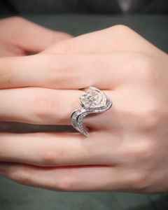 แหวนเพชรทรงรีเพาะเลี้ยงในห้องปฏิบัติการ ดีไซน์โค้งประดับเพชรทรงบาแกตต์ด้านข้าง แหวนสัญญาทันสมัย ทองคำขาว 14K เครื่องประดับชั้นดีสำหรับวันเกิด - Product Image 6