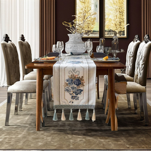 Chemin de table personnalisable Bearfit en jacquard floral Madeline, tissé, durable, écologique, polyester/coton, pour la maison - Product Image 1