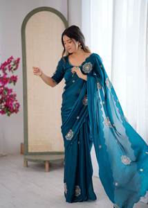 Sari en satin pur Fendi de créateur, lourd et élégant, avec broderies de perles et chemisier assorti en satin, idéal pour les occasions de mariage - Product Image 4