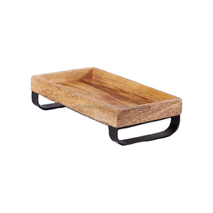Bandeja de Madera Hecha a Mano con Patas de Metal, Bandeja Decorativa de Madera para Uso en el Hogar y Hoteles, Bandeja de Madera de Forma Rectangular - Product Image 1