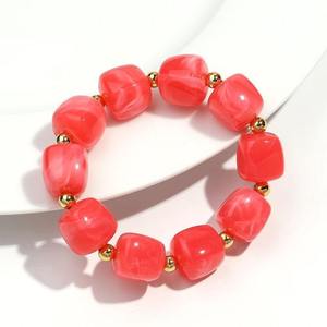 Bracelet artisanal en résine, forme irrégulière, bijoux - Product Image 5