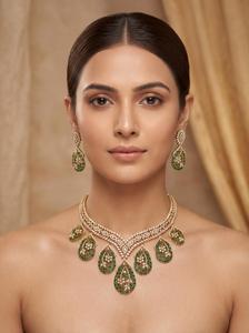 Parure de collier ras-du-cou et boucles d'oreilles de mariage vert émeraude en moissanite, aspect diamant de luxe, bijoux de mariée de créateur, Inde - Product Image 5