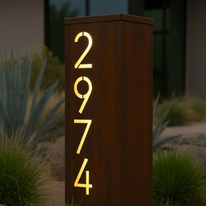 Plaque d'adresse personnalisée en acier inoxydable vertical pour numéro de maison, décoration extérieure de jardin, poteau carré contemporain pour la remise des diplômes - Product Image 1