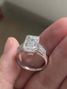 Bague de fiançailles et de mariage en moissanite de laboratoire Iced Jewelz de haute qualité, 5,90 carats, or rose 14 carats, taille émeraude, plaqué rhodium - Product Image 5