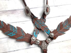 Juego de arreos de cuero occidental con logotipo personalizado, que incluye silla de montar, cabezada, brida y pechera, para montar en ranchos y senderos. - Product Image 3