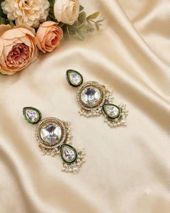 Parure de bijoux de mariée ethnique en gros avec boucles d'oreilles délicates en pierres CZ rondes et ensemble Tika, travail d'émail Meenakari et perles - Product Image 4