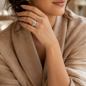 Anillo de compromiso con diamante de corte princesa de 0.60 quilates |   Engaste de Oro Blanco con Puntas |   Joyería Fina Nupcial con Tres Piedras Incrustadas para Mujer - Product Image 2