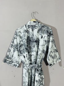 Kimono de algodón con estampado Floral blanco y negro para mujer, albornoz ligero hecho a mano con cinturón - Product Image 4