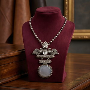 DIVYORO Collier classique gris orné d'un motif paon oxydé à longueur réglable pour femme - Product Image 2