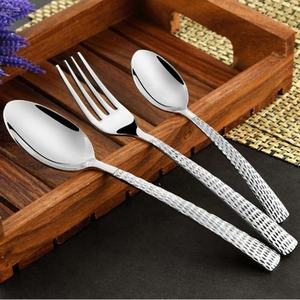 Juego de cuchillos y cucharas de acero inoxidable, Set de cubertería de grado alimenticio con mango completamente martillado, plateado - Product Image 1