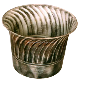 กระถางต้นไม้ทรงกลมสีเทาทำจากทองเหลือง  ลายดอกไม้ป่าเพ้นท์ด้วยมือ  พร้อมหูจับด้านข้าง  เป็นมิตรกับสิ่งแวดล้อม ใช้ได้ทั้งภายนอกและภายในอาคาร - Product Image 5