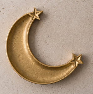 Plateau de service personnalisé en métal doré en forme de croissant de lune, finition étoilée, base texturée, vaisselle élégante pour la vente en gros - Product Image 5