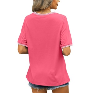 Camiseta rosa de manga corta con cuello redondo, ribete en contraste, logo frontal, tejido teñido, peso pesado, corte regular, estilo urbano, top de punto. - Product Image 4