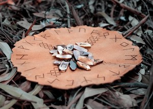 Juego de Runas con Cuero, Piedras de Adivinación Espiritual Hechas a Mano, Juego Nórdico de la Fortuna, Símbolo Antiguo - Product Image 4
